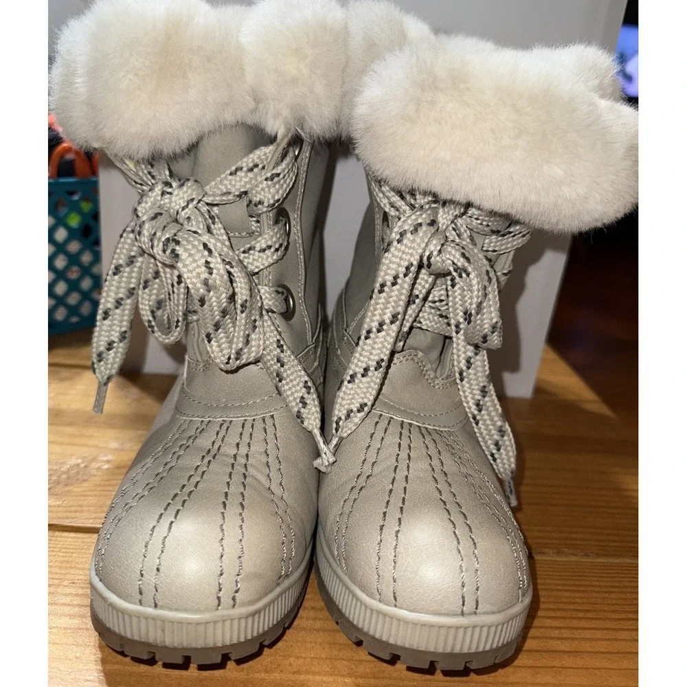 London Fog Winter‎ White Boots Ladies  Size 7, Style: Milly